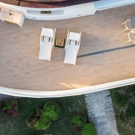 Sunny Rooftop Split Exterior photo